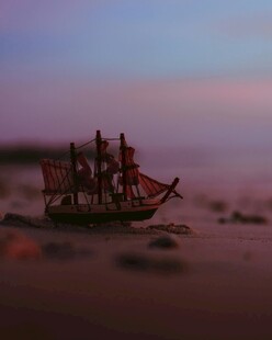 夕阳下的沙滩古帆船