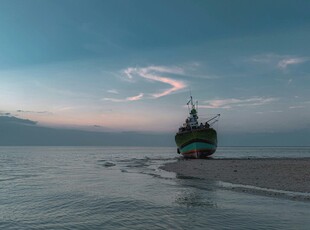 海上孤舟驶向天际