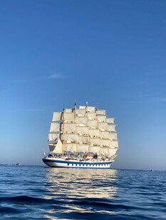 海上航行的大型古典帆船