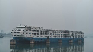 江上大型游轮