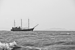 海上帆船破浪前行