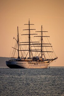 海上帆船在夕阳下航行
