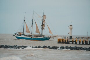 海边帆船与灯塔景致