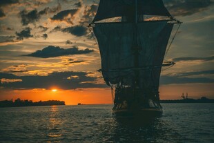 夕阳下的远航帆船