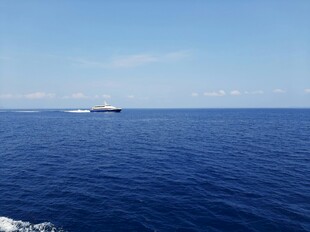 海上航行景象