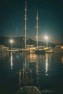 夜晚海港中的静谧帆船