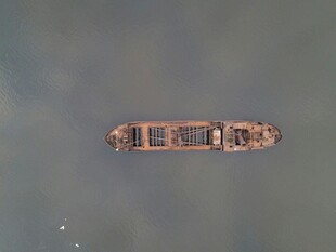 空中俯瞰海上大型货船