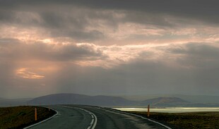 黄昏下的旷野公路美景