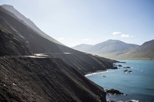 山间公路伴碧水美景