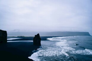 海边黑沙滩与海浪景观