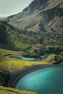 山间碧湖美景
