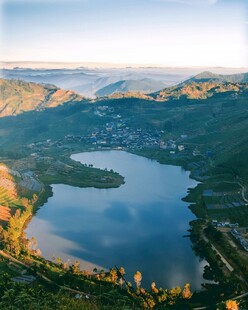 山间湖泊壮丽风光