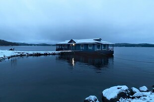 冬日湖畔小屋雪景