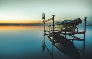 湖畔码头小船静谧美景