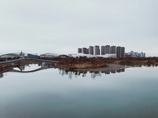 湖畔城市风光倒影美景