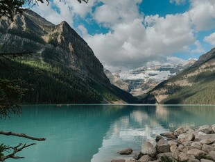 美丽的高山湖泊风景