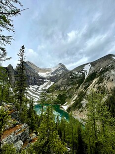 山间翠湖美景