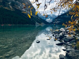 湖畔秋景 山水相映成趣