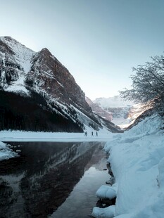冬日雪山湖泊静谧美景