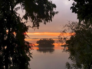 湖畔黄昏美景