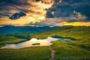 山间湖畔绝美日落风光