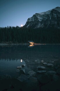 月夜下的静谧湖景与远山