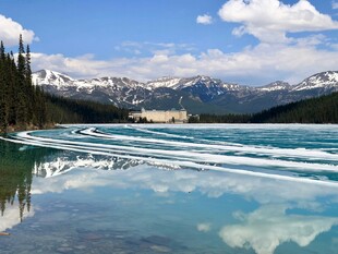 清澈蓝湖与远处雪山美景
