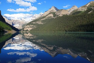 宁静山水湖景倒影如画