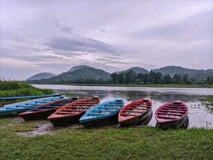 湖畔多彩小船静泊美景
