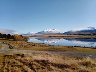 湖畔公路与远处雪山美景