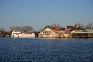 湖畔建筑美景