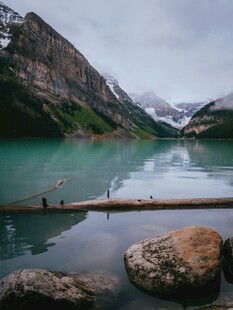 宁静湖畔美景