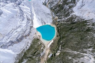 雪山环抱中的蓝色湖泊