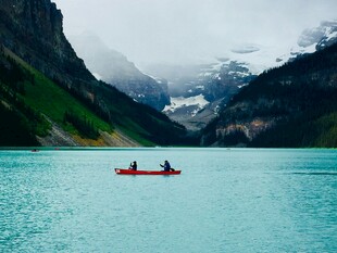 湖中小舟与壮丽山景