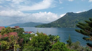 湖畔青山美景