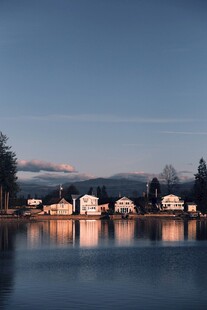湖畔小屋的静谧黄昏景色