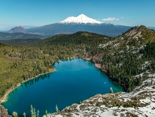高山下的碧蓝湖泊美景