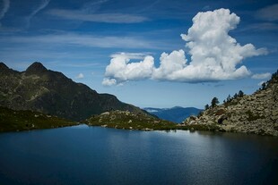 高山湖泊美景
