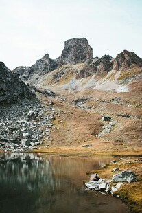 山间湖泊与壮丽山峰景色