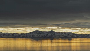 黄昏下平静湖面与远山