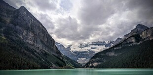 壮丽山水间的静谧湖泊