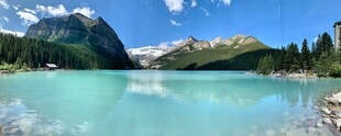 梦幻蓝湖与远处山峦美景