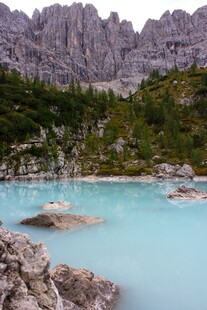 梦幻蓝湖与嶙峋山石