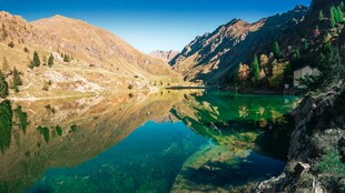 山间碧湖美景