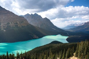 高山蓝湖壮丽自然景观