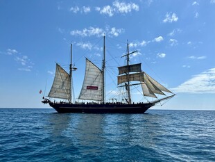 海上航行的古典帆船