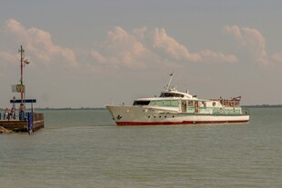 海上游船停泊景象