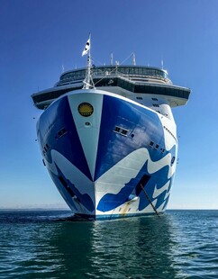 蓝白游轮航行于碧海之上