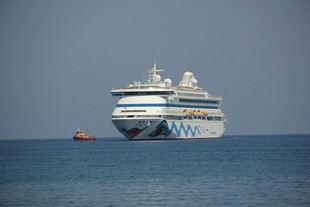 海上大型游轮与小船
