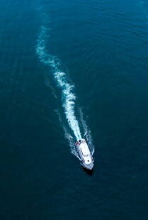 海上孤舟破浪前行
